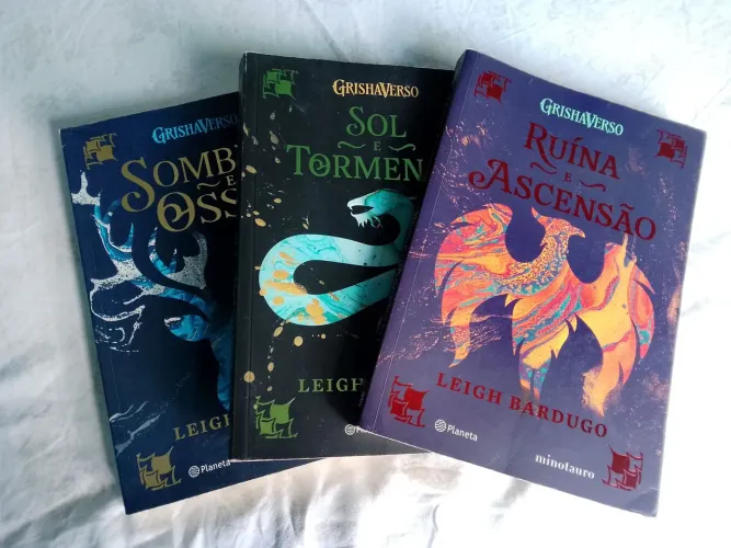 Trilogia Grishaverso Completa - Sombra e Ossos, Sol e Tormenta e Ruína e Ascenção
