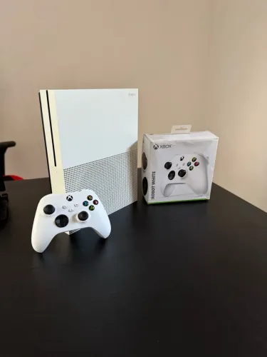 XBOX ONE S + CONTROLE XBOX SERIES S
