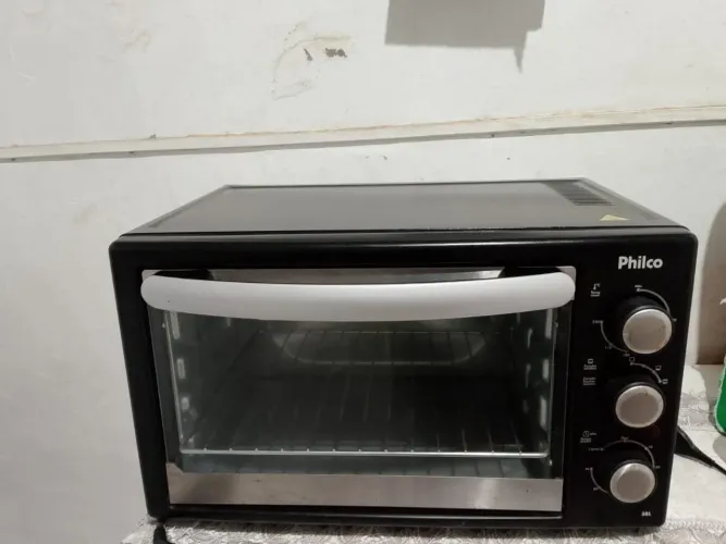 Vendo forninho philco 38 litros 300 reais, um sofá 3 lugares 200 e um armário bancada 1,20