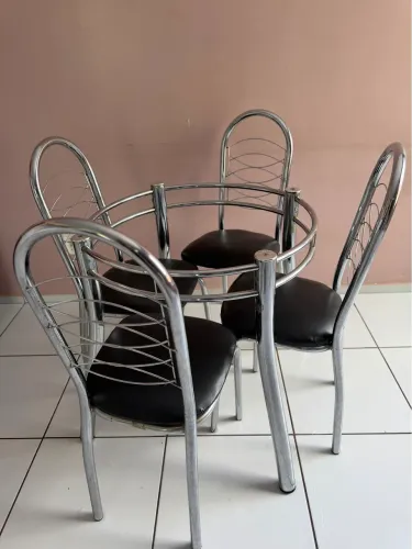 Vendo mesa 4 cadeiras 