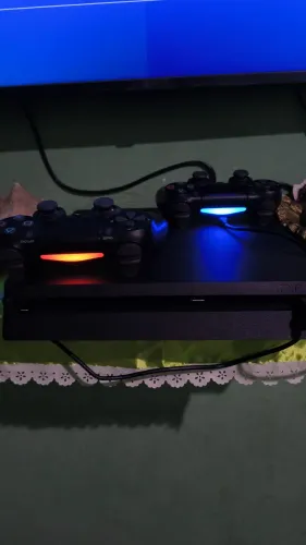 Vende-se PlayStation 4 (PS4) Slim 1TB/ 2 controles originais + 1 jogo: Call of duty