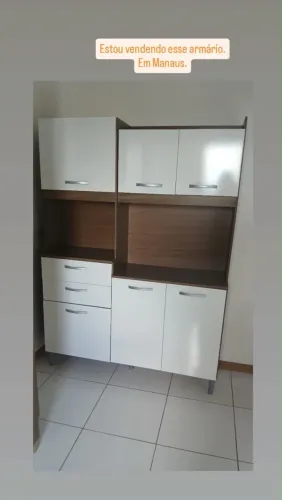 MESA COM 4 CADEIRAS DE MADEIRA + ARMÁRIO DE COZINHA