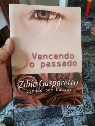 Livro vencendo o passado