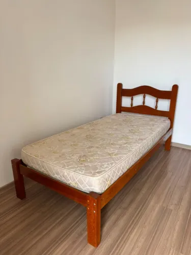 Vendo Cama de Solteiro