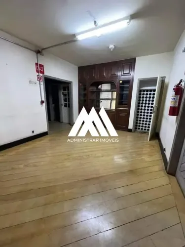 Alugo casa comercial em Itaúna em excelente localização no centro!