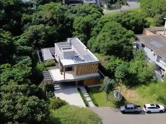 Linda casa com orquidário 200 vasos, feito com dormentes de trem e cruzetas . Jardim do G