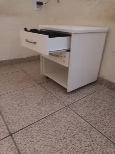 Criado-mudo duas gavetas