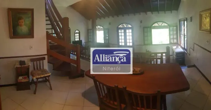 Casa com 5 dormitórios à venda, 300 m² por R$ 790.000,00 - Itaipu - Niterói/RJ