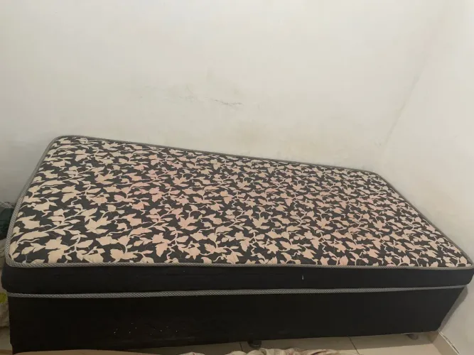 Vende-se cama de solteiro