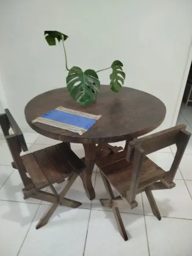 Mesa e cadeiras
