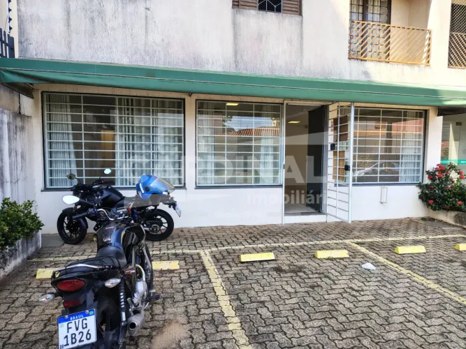 Sala comercial Com estacionamento para 3 carros na frente da loja.