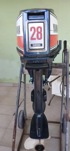 Motor popa Yamaha 28 hp com duas horas de uso em agua doce.