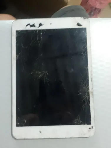 iPad com tela quebrada só pra tirar peças .. está broqueado no email