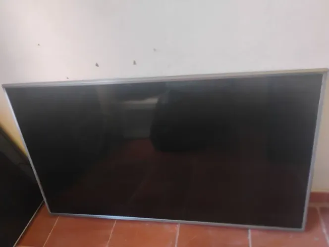 Televisão para retirada de peça