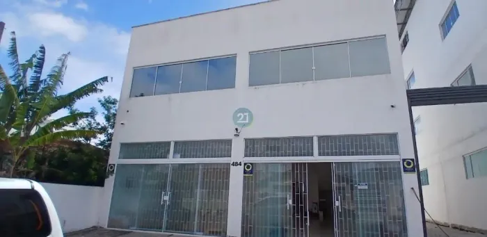 Alugo loja/galpão comércial com 02 salas, 02 banheiros e 19 vagas de estacionamento, no ba