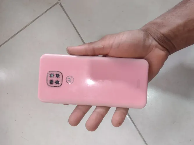 Moto g9 play, 64 gigas, Android 11e biometria, com película por 150 reais.