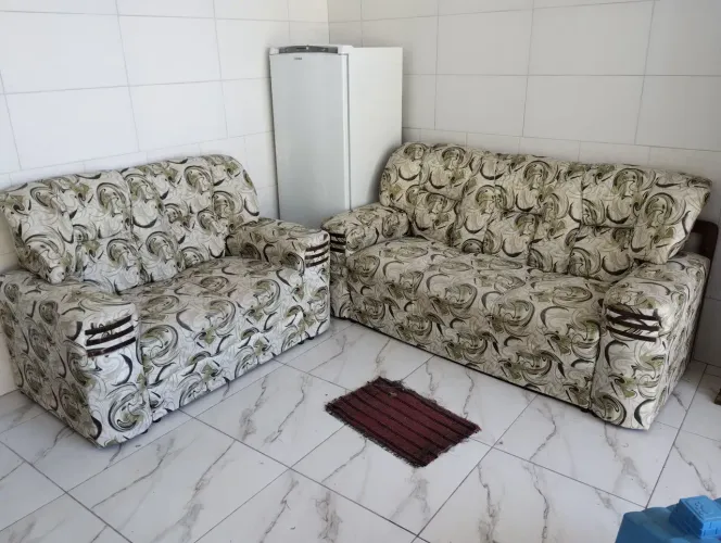 Jogo de sofás 2 e 3 lugares.