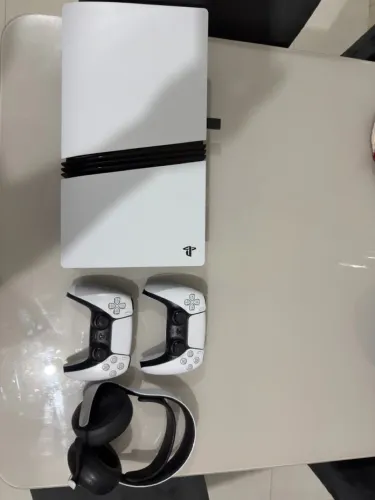 PS5 Pro 2TB + 2 Controles DualSense + Headset Sony Pulse Elite