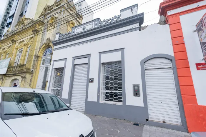 Prédio comercial para aluguel no Centro de Pelotas RS com alta visibilidade e excelente fl