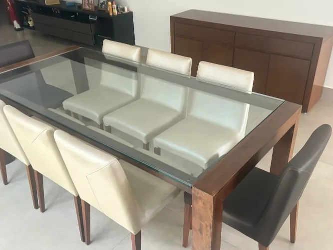 Vendo mesa tampo de vidro com 8 cadeiras excelente estado de conservação