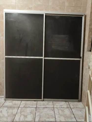 Box em acrílico para banhei, medindo 1,80X1,63cm (usado com pequenas avarias)