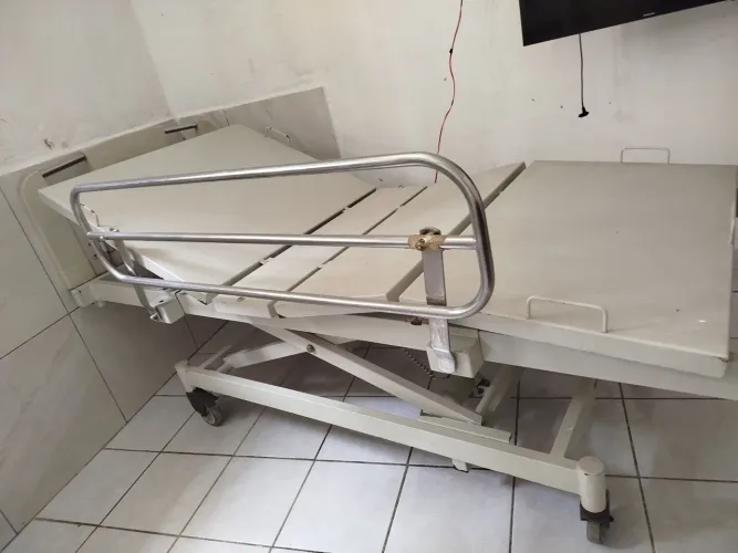 Cama hospitalar, motorizada, faz todos os movimentos,de ferro ,com controle remoto!