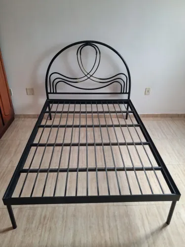Cama de Casal Toda de Ferro (Com Estrado de Ferro) + Colchão de Brinde.