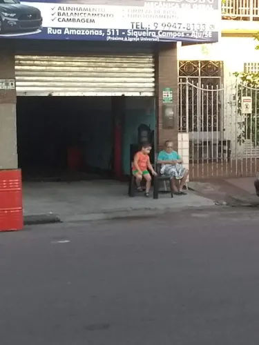 Casa em cima, comercio em baixo pronta pra fazer dinheiro,quintal anplo tel: *