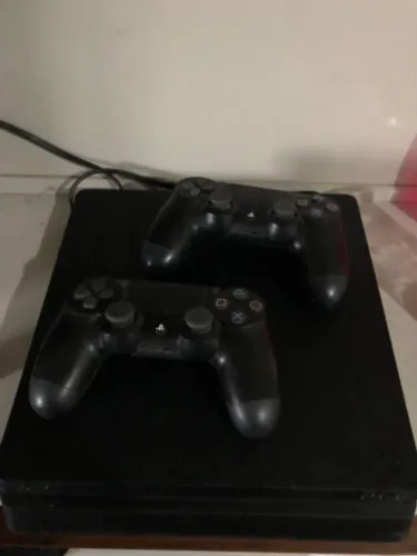 PlayStation 4 Slim 500 GB + 2 Controles + Lote de Jogos