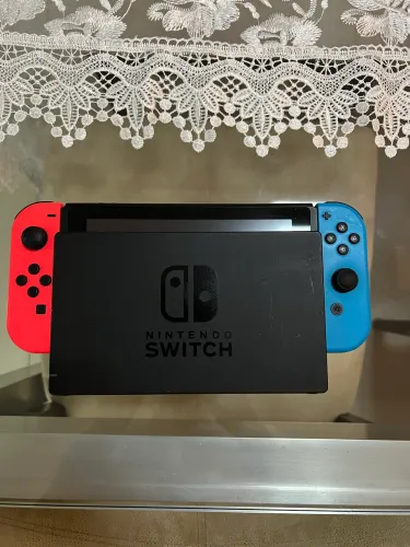 Nintendo Switch + 2 controles + case