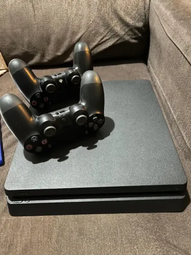PlayStation 4 Slim Super Conservado + 2 Controles + Caixa (acompanha 4 jogos)