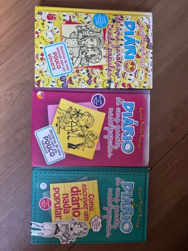 Coleção com 3 livros ?Diário de uma garota nada popular?
