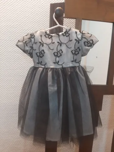 Vestido de filó preto com rosas bordadas