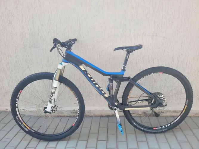 Mountain bike Kona carbono