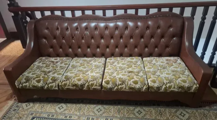 Sofá Vintage 4 Lugares em Couro com Encosto Capitonê + 2 poltronas - Estilo Chesterfield