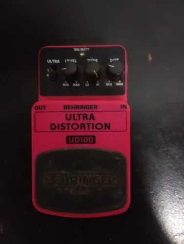 Pedal Behringer Ultra Distortion UD100 SEMINOVO