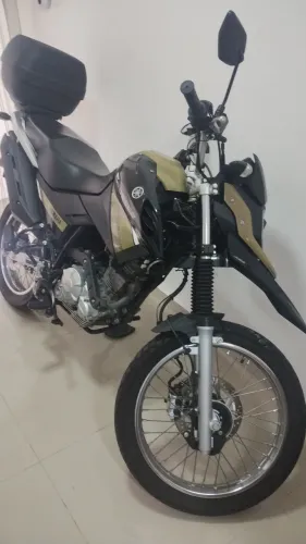 Moto em estado de zero,sem riscos e sem marcas de uso.