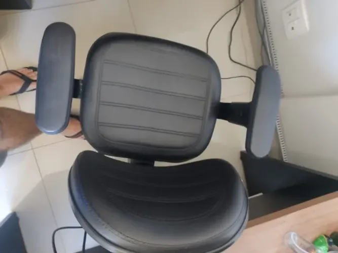 Mesa, cadeira e armário para escritório