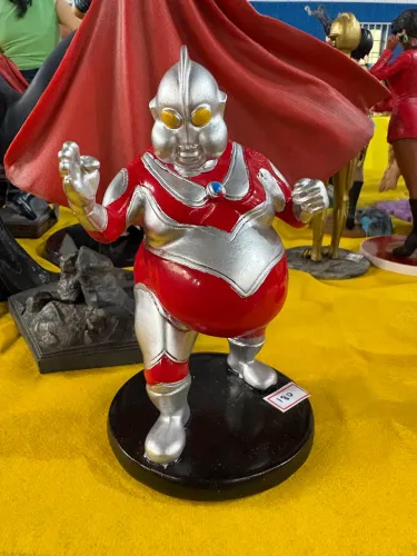 Ultraman estátua 