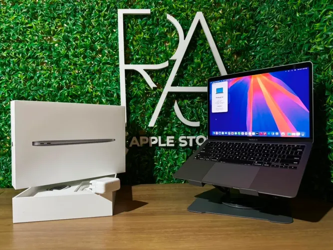 MacBook Air m1 13 inch 8gb ram 256gb SSD 