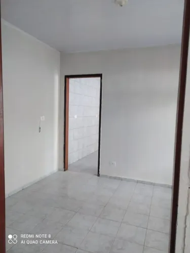 Alugo casa nos fundos 