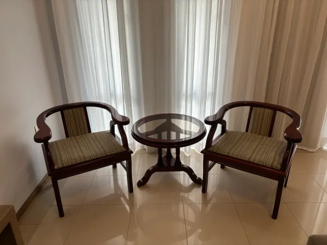 Kit duas cadeiras e mesa decorativa Vintage madeira maciça