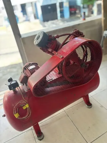 Abaixei para desocupar salão ,Compressor wainer 30 pés trifásico perfeito estado.