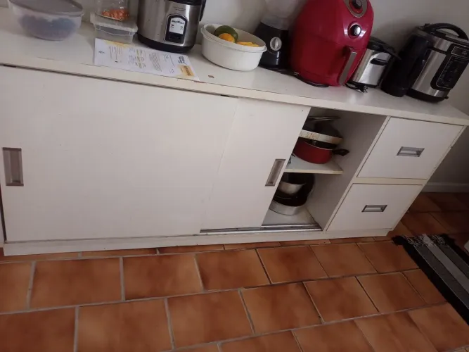 Armário de cozinha madeira não é MDF as portas são de correr com 2 gavetas enormes