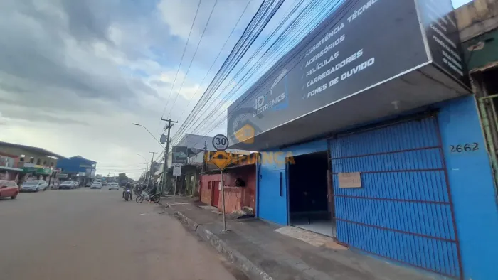 Casa com Ponto Comercial na Frente na Av. Mamoré (Zona Leste) - Casa com 04 quartos sendo