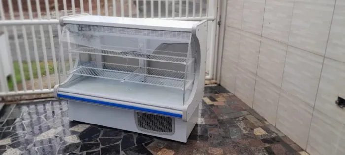 Refrigerador Gelopar Expositor de Bolos bebidas, frios e laticinios 1,40 em 220 volts
