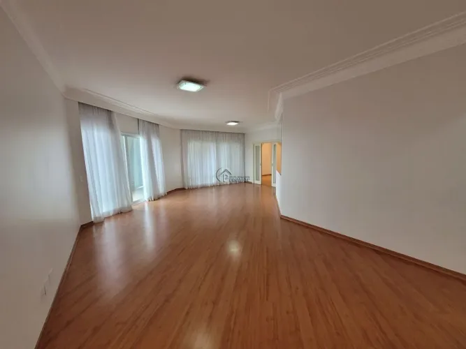 Apartamento de Alto Padrão com 4 Suítes Próximo ao Shopping Jaraguá no Centro