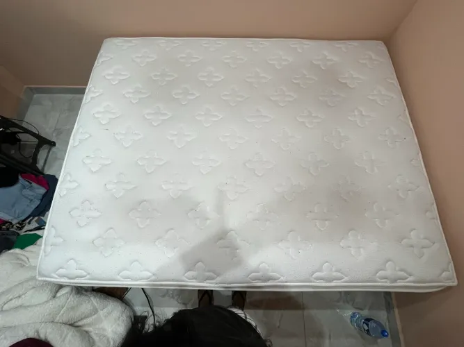 VENDE-SE CAMA QUEEN SIZE