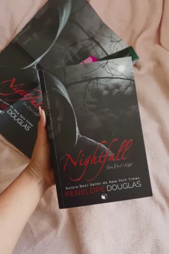 Livro NIGHTFALL + BRINDES | Penelope Douglas