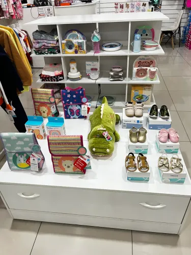 Vende - se móveis de loja retirar no local
